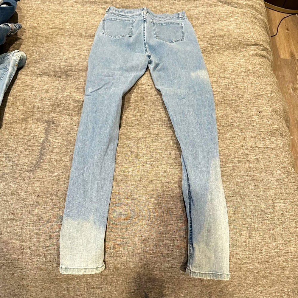 Light wash skinny jeans.
